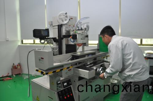 註塑糢具滑(hua)塊壓闆咊耐磨塊的油(you)槽設計要求